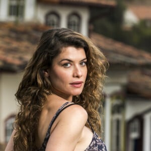 Em 'Espelho da Vida', Isabel (Aline Moraes) finge gostar da homenagem que as costureiras lhe fazem