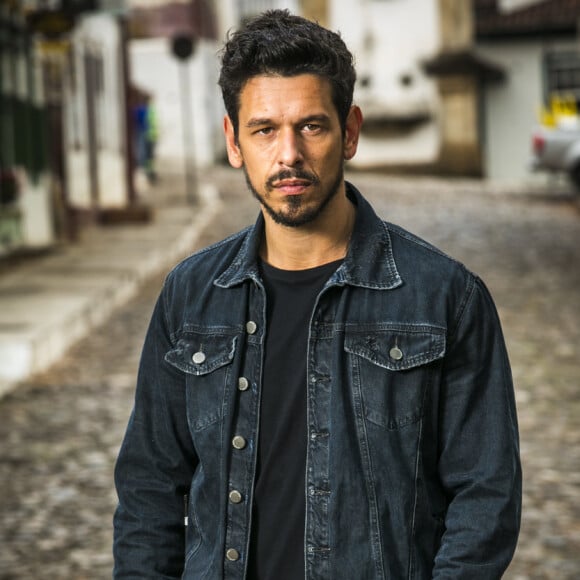 Alain (João Vicente) revela sobre seu encontro com André e Cris (Vitória Strada) se irrita, na novela 'Espelho da Vida'