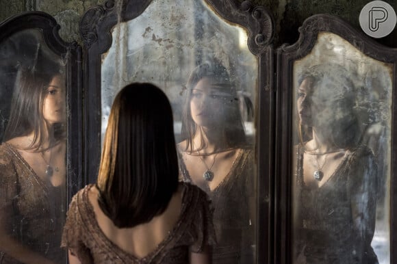 Na novela 'Espelho da Vida', Gustavo ajuda Cris, que está na pele de Julia, com Eugênio