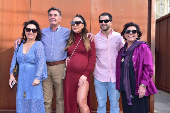 Sabrina Sato e Duda Nagle posam com os pais da apresentadora, Kika e Omar, e a mãe do ator, Leda Nagle