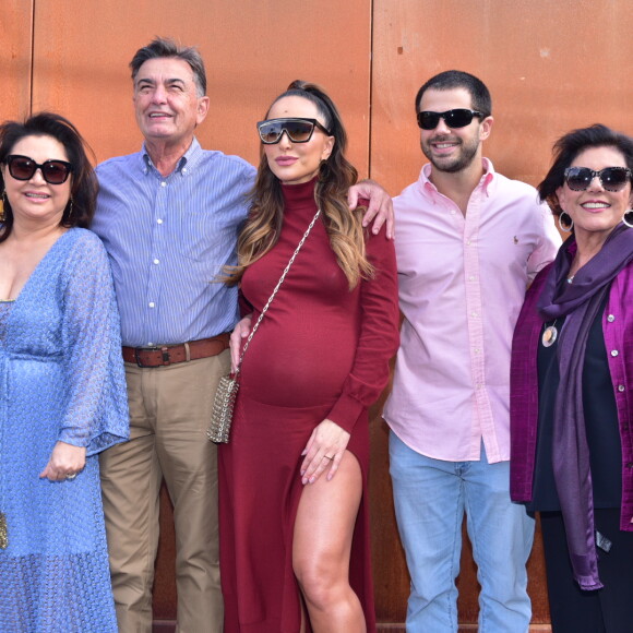 Sabrina Sato e Duda Nagle posam com os pais da apresentadora, Kika e Omar, e a mãe do ator, Leda Nagle