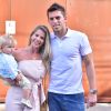 Karina Bacchi foi com o filho, Enrico, e o noivo, Amaury Nunes, no chá de bebê de Sabrina Sato