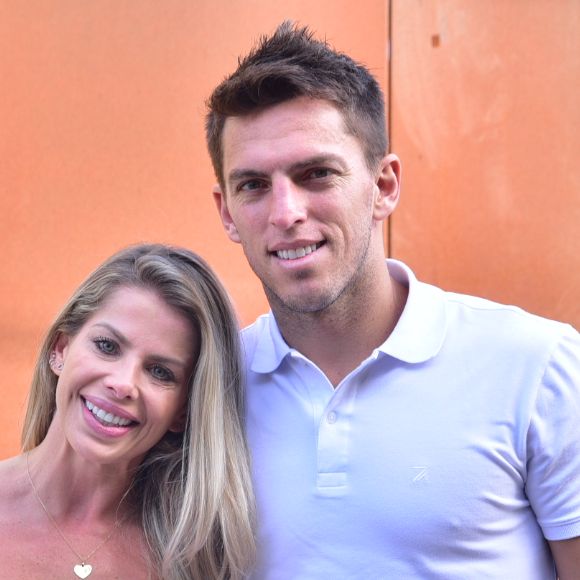 Karina Bacchi foi com o filho, Enrico, e o noivo, Amaury Nunes, no chá de bebê de Sabrina Sato