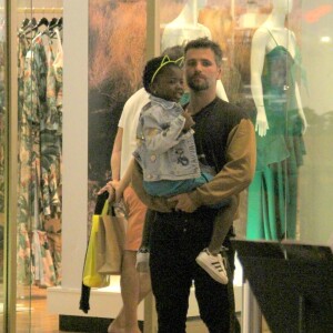 Bruno Gagliasso passeia com a filha, Títi, no colo