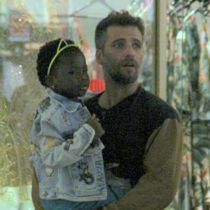 Bruno Gagliasso passeia com a filha, Títi, em shopping do Rio de Janeiro, em 20 de outubro de 2018
