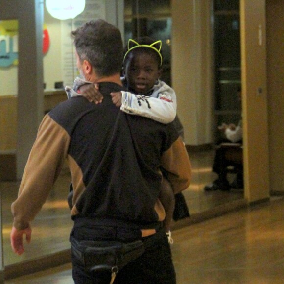 Títi, filha de Bruno Gagliasso, usa arco de gatinho durante passeio em shopping do Rio de Janeiro