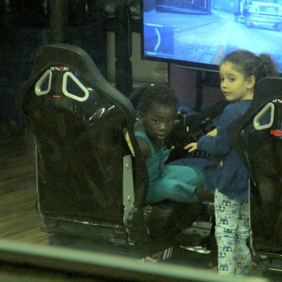 Filha de Bruno Gagliasso, Títi joga em simular com amiguinha em shopping do Rio de Janeiro
