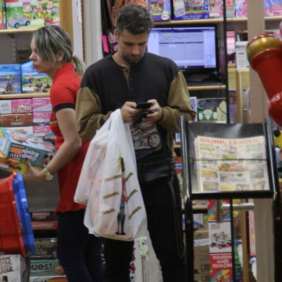 Bruno Gagliasso compra brinquedo para a filha, Títi, em shopping do Rio de Janeiro