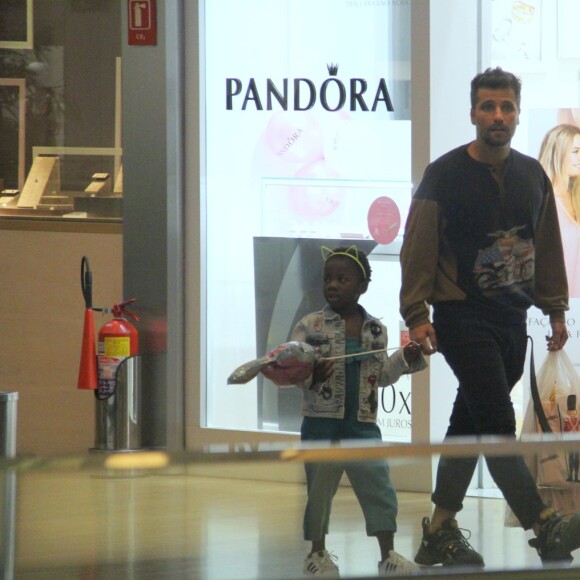 Bruno Gagliasso circula com a filha, Títi, em shopping do Rio de Janeiro