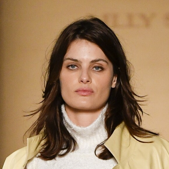 O evento começou com Isabeli Fontana na passarela da Lilly Sarti