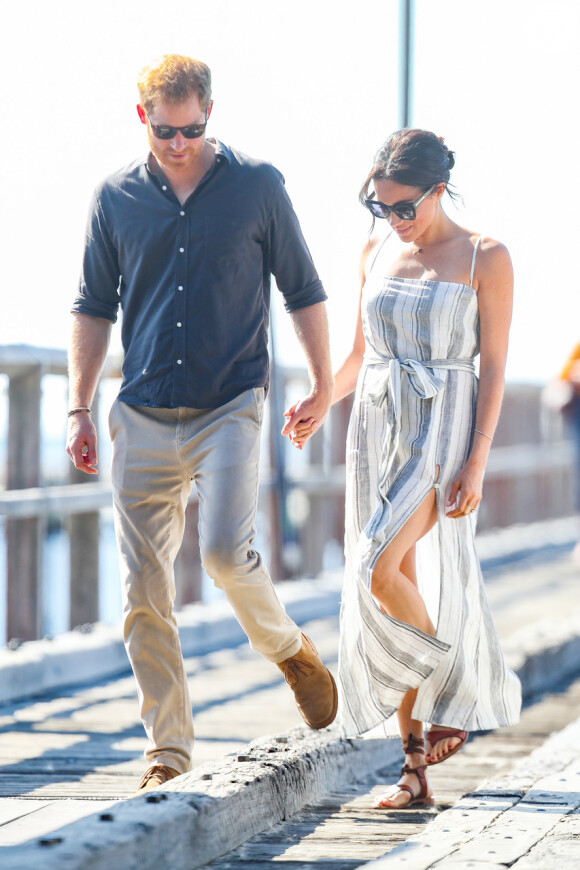 O vestido escolhido por Meghan Markle deixava o colo e boa parte da perna à mostra com a fenda