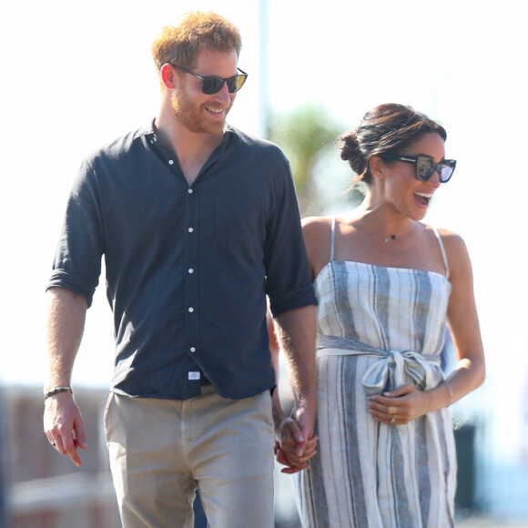 Meghan Markle apareceu segurando a barriga de grávida em algumas fotos
