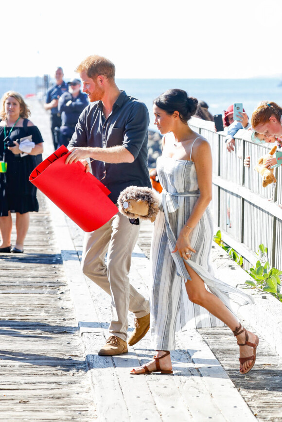 Meghan Markle também apareceu com uma pelúcia de porco espinho na mão