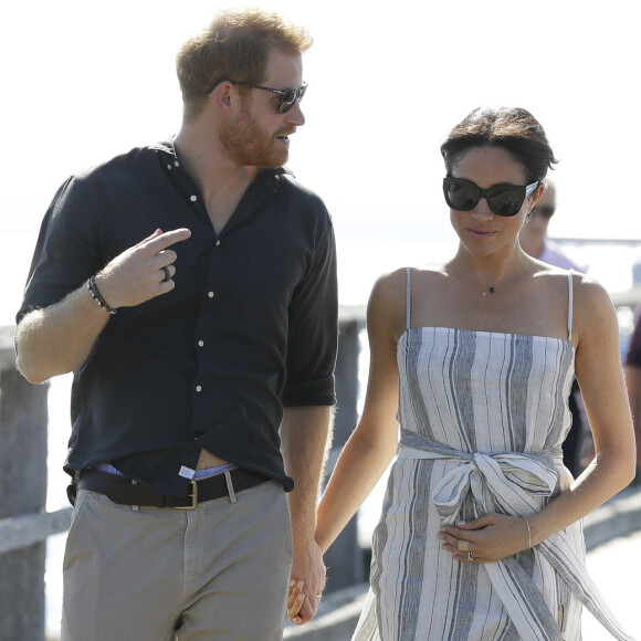 Meghan Markle quebra protocolo com look fendado e peça esgota nesta segunda-feira, dia 22 de outubro de 2018
