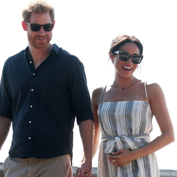 Meghan Markle segura barriguinha de grávida em viagem a Austrália