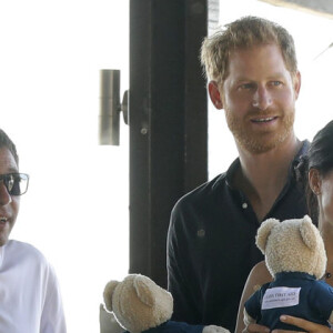 Meghan Markle e Príncipe Harry foram presenteados com ursinhos ao chegar na Ilha Fraser