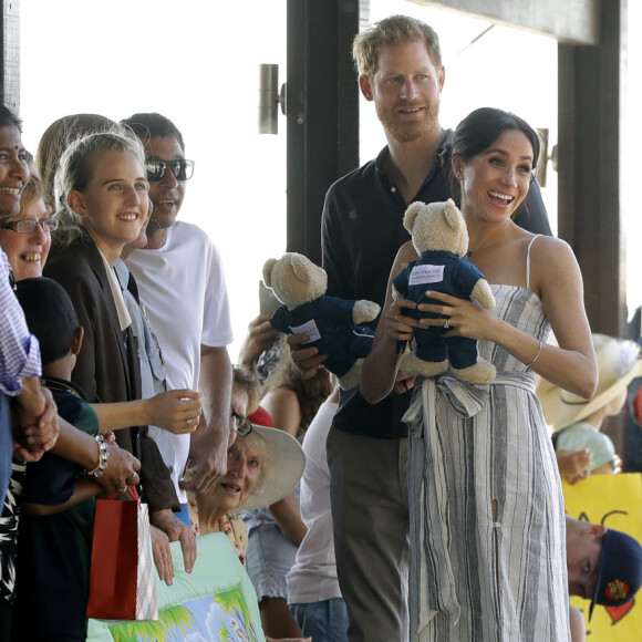 Meghan Markle e Príncipe Harry foram presenteados com ursinhos ao chegar na Ilha Fraser