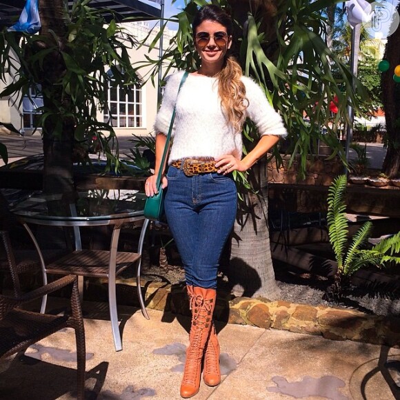 Jeans e bota combinam perfeitamente com o visual mais descolado de Paula Fernandes