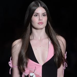 Camila Queiroz cruzou a passarela pela grife João Pimenta na São Paulo Fashion Week, nesta segunda-feira, 23 de outubro de 2018