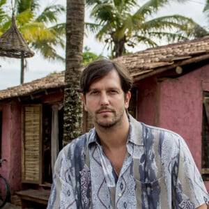 Remy (Vladimir Brichta) receberá proposta do pai, Nonô (José de Abreu), de trabalhar no bar dele