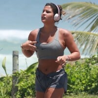 Giulia Costa corre na orla, retoca bronzeado e beija DJ em praia do Rio. Fotos!