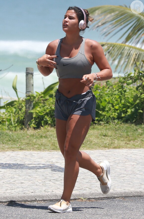 Giulia Costa correu na orla da Praia da Barra da Tijuca, no Rio de Janeiro, nesta terça-feira, 23 de outubro de 2018