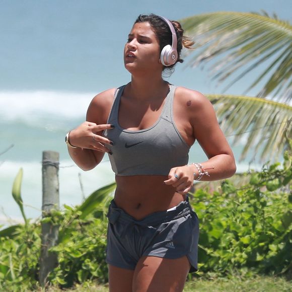 Giulia Costa correu na orla da Praia da Barra da Tijuca, no Rio de Janeiro, nesta terça-feira, 23 de outubro de 2018
