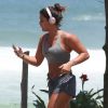 Giulia Costa praticou exercícios físicos na orla da Praia da Barra da Tijuca nesta terça-feira, 23 de outubro de 2018