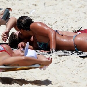 Giulia Costa foi vista em clima de romance na Praia da Barra da Tijuca, no Rio de Janeiro, nesta terça-feira, 23 de outubro de 2018