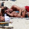 Giulia Costa trocou beijos com Philippe Correia em praia do Rio de Janeiro