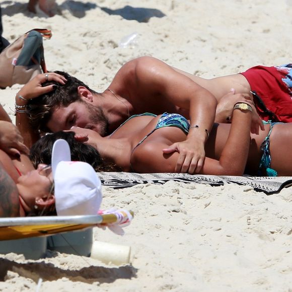 Giulia Costa trocou beijos com Philippe Correia em praia do Rio de Janeiro