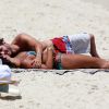 Giulia Costa trocou carinhos com Philippe Correia em praia do Rio de Janeiro 