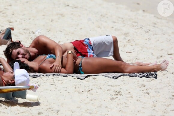 Giulia Costa trocou carinhos com Philippe Correia em praia do Rio de Janeiro 