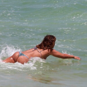 Giulia Costa curtiu a Praia da Barra da Tijuca, no Rio de Janeiro, nesta terça-feira, 23 de outubro de 2018