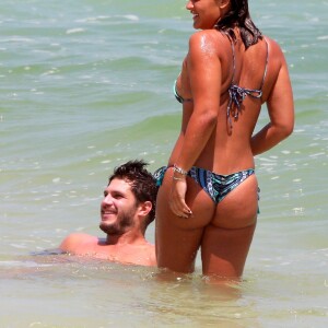Giulia Costa e Philippe Correia foram vistos na Praia da Barra da Tijuca, no Rio de Janeiro