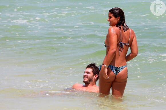 Giulia Costa e Philippe Correia foram vistos na Praia da Barra da Tijuca, no Rio de Janeiro