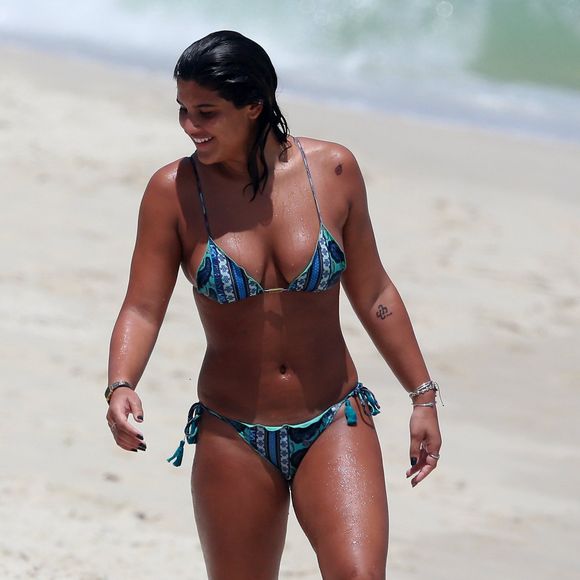 De biquíni, Giulia Costa ostentou o corpo em forma nesta terça-feira, 23 de outubro de 2018