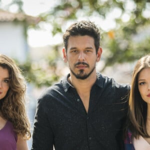 Isabel (Alinne Moraes) descobre que Cris (Vitória Strada) mentiu e manda foto da atriz para Alain (João Vicente de Castro) na novela 'Espelho da Vida'