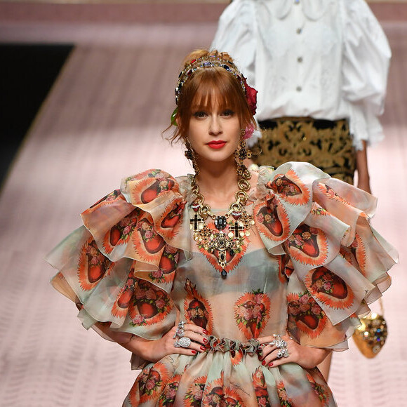 Marina Ruy Barbosa foi destaque no desfile da Dolce & Gabbana em Paris