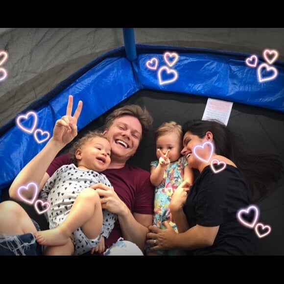 Thais Fersoza e Michel Teló apareceram em uma cama elástica com Melinda e Teodoro