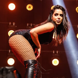 Anitta usou minissaia e top na festa de Drake