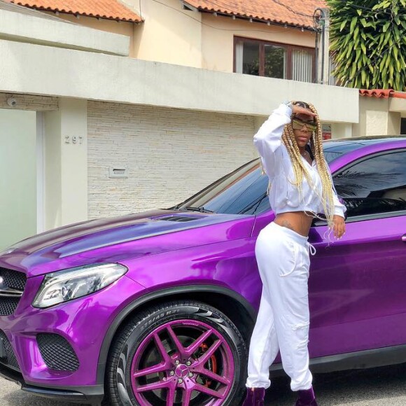 Ludmilla posa com carrão em foto no Instagram