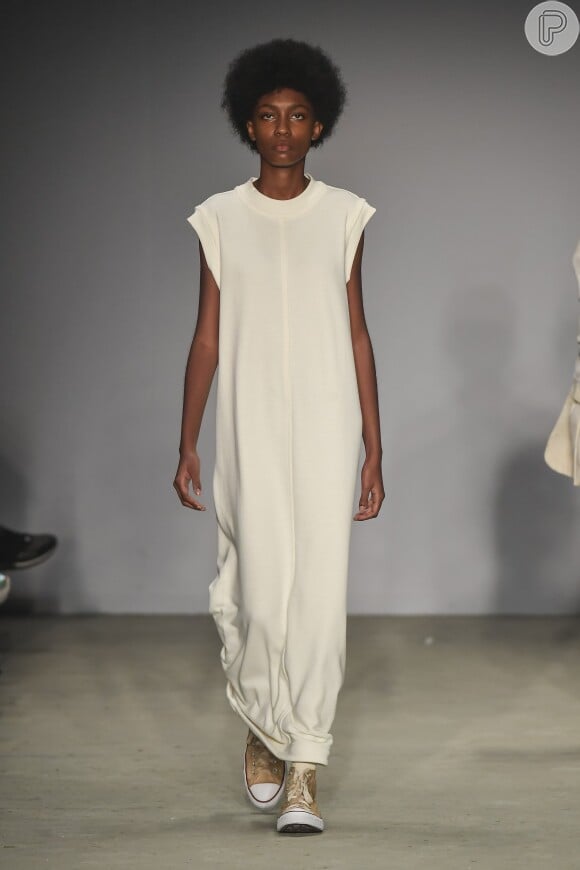 Amteporal, o vestido longo em off white combina com todas as estações e biotipos