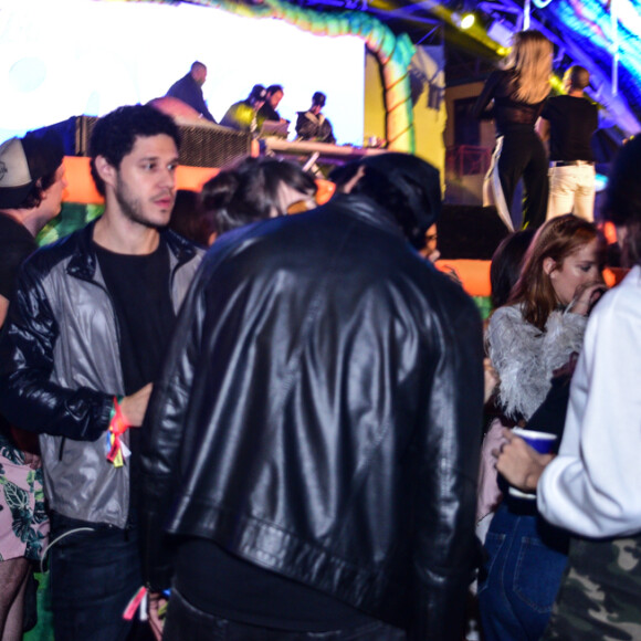 Agatha Moreira foi fotografada beijando Rodrigo Simas em uma festa