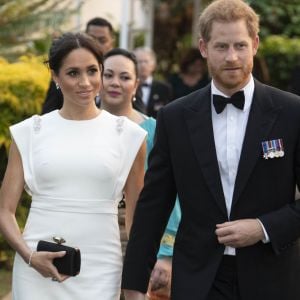 Meghan Markle usa anel de Diana e vestido inspirado em deusa em jantar em Tonga nesta quinta-feira, dia 25 de outubro de 2018