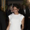 Meghan Markle escolheu um vestido Theia Couture branco para o jantar com as autoridades de Tonga