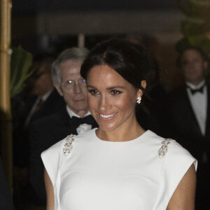 Meghan Markle escolheu um vestido Theia Couture branco para o jantar com as autoridades de Tonga