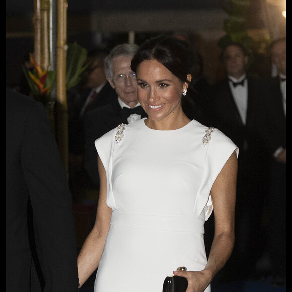 Meghan Markle escolheu um vestido Theia Couture branco para o jantar com as autoridades de Tonga
