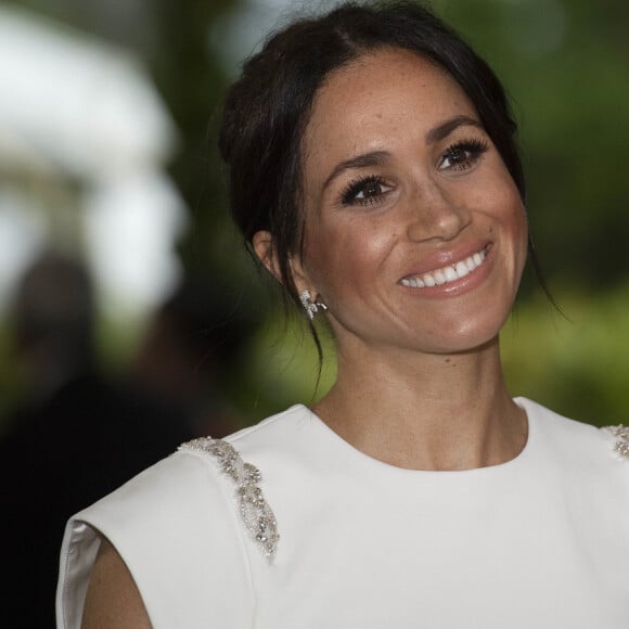 Meghan Markle apostou em um vestido com inspiração em deusa grega