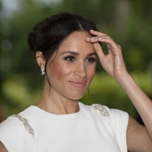 Meghan Markle pediu ajustes no vestido branco usado por ela em jantar em Tonga